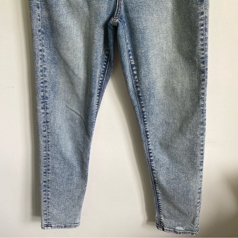 AMERICAN Eagle Stretch Mom Straight Jeans in Light Wash Denim • US 4 - Picture 4 of 14